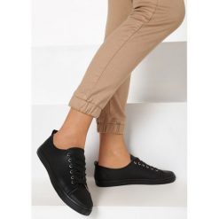 Czarne Trampki Tipo. Czarne trampki i tenisówki damskie Born2be, bez wzorów, bez zapięcia. W wyprzedaży za 64,99 zł.
