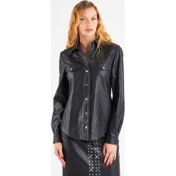 KOSZULA pinko CIAMBELLA. Koszule damskie Pinko, bez wzorów, z materiału, eleganckie, bez kołnierzyka, bez rękawów. W wyprzedaży za 706,30 zł.