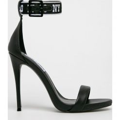 Steve Madden - Sandały Mover. Czarne sandały damskie Steve Madden, bez wzorów, ze skóry, z okrągłym noskiem, bez obcasa, na obcasie, na klamry. W wyprzedaży za 319,90 zł.