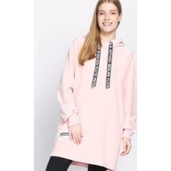 Różowa Bluza Fluorescent. Różowe długie bluzy damskie marki Born2be, s, z długim rękawem, z kapturem. Za 74,99 zł.