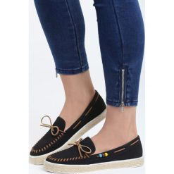 Czarne Espadryle Orona. Czarne tomsy damskie Born2be, w kolorowe wzory, ze skóry, na płaskiej podeszwie. Za 49,99 zł.