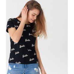 T-shirt Barbie - Czarny. Czarne t-shirty damskie House, s, bez wzorów, bez kołnierzyka. W wyprzedaży za 29,99 zł.