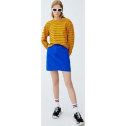 Jeansowa spódnica w elektrycznym niebieskim kolorze. Niebieskie spódniczki damskie Pull&Bear, bez wzorów, z jeansu. Za 62,90 zł.