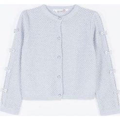 Coccodrillo - Sweter dziecięcy 92-122 cm. Szare swetry dziewczęce COCCODRILLO, z dzianiny, z okrągłym kołnierzem, krótkie. Za 79,90 zł.