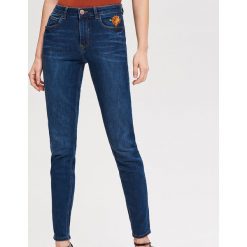 Jeansy slim - Granatowy. Niebieskie jeansy damskie Reserved, bez wzorów, z jeansu. Za 99,99 zł.