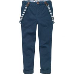 Spodnie chino na szelkach (2 części) bonprix ciemnoniebieski. Niebieskie spodnie chłopięce bonprix, bez wzorów. Za 79,99 zł.
