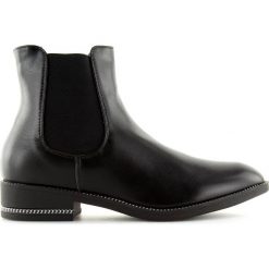 Sztyblety damskie czarne NC700 Black. Czarne botki damskie ButyModne, ze skóry ekologicznej, bez obcasa, na płaskiej podeszwie, bez zapięcia. W wyprzedaży za 119,00 zł.