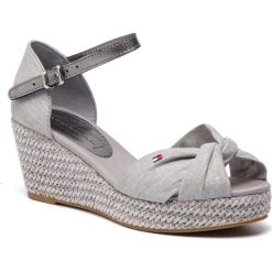 Espadryle TOMMY HILFIGER - Iconic Elba Metallic Canvas FW0FW04079 Light Grey 018. Szare espadryle damskie TOMMY HILFIGER, bez wzorów, ze skóry, bez obcasa, na obcasie. W wyprzedaży za 279,00 zł.