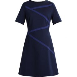 Expresso CELIA Sukienka letnia dunkelblau. Niebieskie sukienki letnie marki Expresso, z elastanu. W wyprzedaży za 367,20 zł.