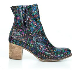 Botki na słupku z wywijaną cholewką - skóra naturalna - model 454 - azteckie wzory. Szare botki damskie Zapato, na wiosnę, ze skóry, eleganckie, za kostkę, na wysokim obcasie, na obcasie, na zamek. W wyprzedaży za 279,30 zł.