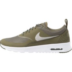 Nike Sportswear AIR MAX THEA Sneakersy niskie medium olive/black/white/olive moyen/blanc/noir. Zielone sneakersy damskie Nike Sportswear, bez wzorów, z tworzywa sztucznego, bez zapięcia. Za 509,00 zł.