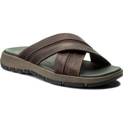 Klapki CLARKS - Brixby Cross 261315267 Dark Brown Leather. Brązowe chodaki męskie Clarks, z materiału. W wyprzedaży za 189,00 zł.