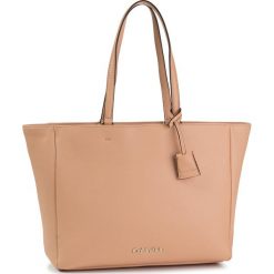 Torebka CALVIN KLEIN - Ck Task Shopper K60K606026 GE1. Brązowe torby damskie na zakupy Calvin Klein, bez wzorów, ze skóry ekologicznej, klasyczne, bez dodatków. W wyprzedaży za 489,00 zł.