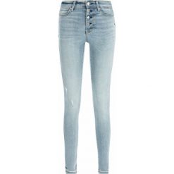 Jeansy Slim Fit Guess 1981 Exposed Button W93A28 D3P20. Niebieskie jeansy damskie Guess, z aplikacjami, z jeansu. W wyprzedaży za 259,00 zł.