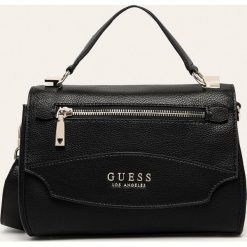 Guess Jeans - Torebka. Czarne listonoszki damskie Guess Jeans, w paski, z poliesteru, na ramię, z aplikacjami. Za 569,90 zł.