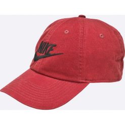 Nike Sportswear - Czapka. Różowe czapki z daszkiem męskie Nike Sportswear, z bawełny. W wyprzedaży za 59,90 zł.