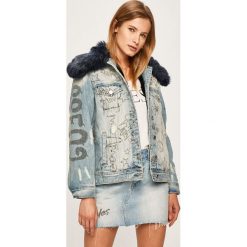 Guess Jeans - Kurtka jeansowa. Niebieskie kurtki damskie Guess Jeans, s, z aplikacjami, z bawełny, krótkie. Za 859,90 zł.