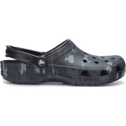 Crocs Classic Seasonal Graphic Clog Crocs Czarny. Czarne klapki męskie Crocs, w paski, z materiału. Za 261,95 zł.