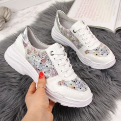Sneakersy damskie skórzane w kwiaty białe Rieker 57025. Białe półbuty damskie Rieker, w kwiaty, sportowe, bez obcasa, bez zapięcia. Za 223,99 zł.