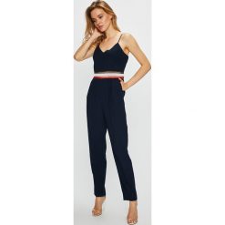 Tommy Hilfiger - Kombinezon. Niebieskie kombinezony damskie marki TOMMY HILFIGER, z poliesteru, na ramiączkach. W wyprzedaży za 699,90 zł.