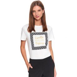 T-shirt z nadrukiem. Białe t-shirty damskie Top Secret, z nadrukiem, z bawełny, bez kołnierzyka. W wyprzedaży za 24,99 zł.
