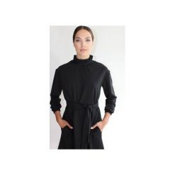 Sukienka CHARMING BLACK. Czarne sukienki damskie TRUE COLOR by Ann, na co dzień, l, bez wzorów, klasyczne, z klasycznym kołnierzykiem, z długim rękawem, długie, trapezowe. Za 490,00 zł.