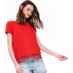 T-shirt z koronką. Czerwone t-shirty damskie Top Secret, w koronkowe wzory, z jeansu, eleganckie, z klasycznym kołnierzykiem. W wyprzedaży za 29,99 zł.