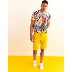 T-shirt luźny z wyraźnym nadrukiem. Białe t-shirty męskie Top Secret, na zimę, m, z nadrukiem, z bawełny, bez kołnierzyka, krótkie. W wyprzedaży za 19,99 zł.