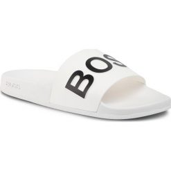 Klapki BOSS - Bay 50425152 10224455 01 White 100. Białe klapki męskie Boss, z tworzywa sztucznego, bez zapięcia. W wyprzedaży za 239,00 zł.
