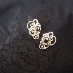 Czarne koronki... złote kolczyki z diamentami. Żółte kolczyki damskie Pakamera, z diamentem, złote, na sztyftcie. Za 2640,00 zł.