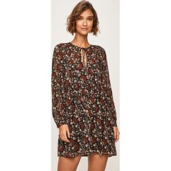 Pepe Jeans - Sukienka Tari. Sukienki damskie Pepe Jeans, na co dzień, s, w kwiaty, z poliesteru, casualowe, bez kołnierzyka, z długim rękawem, długie, mini, rozkloszowane. Za 299,90 zł.