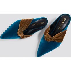 Gestuz Klapki mules Veneca - Blue,Multicolor. Niebieskie klapki damskie typu mules Gestuz, z poliesteru, na niskim obcasie, na obcasie. Za 769,95 zł.
