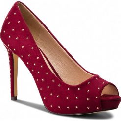 Szpilki MENBUR - 09922 Cherry 0077. Czerwone półbuty damskie Menbur, z aplikacjami, ze skóry ekologicznej, eleganckie, bez obcasa, na obcasie, bez zapięcia. W wyprzedaży za 209,00 zł.