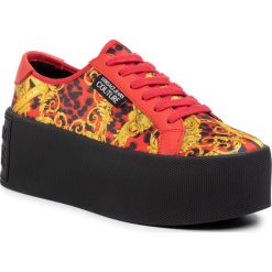 Sneakersy VERSACE JEANS COUTURE - E0VVBSH4 71390 500. Czerwone półbuty damskie Versace Jeans Couture, na co dzień, bez wzorów, z jeansu, bez obcasa, bez zapięcia. W wyprzedaży za 619,00 zł.