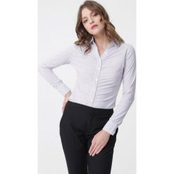 Biała Koszula Here Forever. Białe bluzki damskie Born2be, xl, bez wzorów, eleganckie, z klasycznym kołnierzykiem, bez rękawów. Za 89,99 zł.