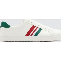 Tenisówki z zielonym i czerwonym paskiem. Białe buty sportowe męskie marki Pull&Bear, bez wzorów, sportowe, bez zapięcia. Za 89,90 zł.
