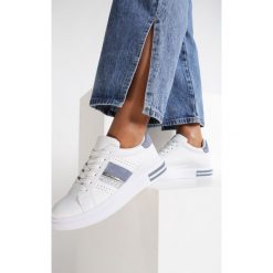 Biało-Niebieskie Sneakersy Echonea. Białe sneakersy damskie Renee. Za 79,99 zł.