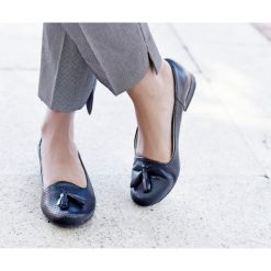 Balerinki dziurkowane z frędzlami - skóra naturalna - model 010 - kolor czarny. Czarne baleriny damskie Zapato, bez wzorów, ze skóry, bez obcasa. Za 299,00 zł.