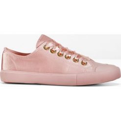 Sneakersy bonprix jasnoróżowy. Różowe buty sportowe damskie bonprix, z satyny. Za 49,99 zł.