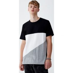 Koszulka z geometrycznymi panelami. Szare koszulki męskie marki Pull&Bear, m, bez wzorów, bez kołnierzyka, z krótkim rękawem, krótkie. Za 69,90 zł.