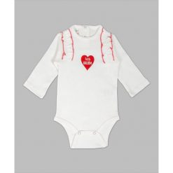 Body w kolorze kremowym. Białe body niemowlęce Daisy, z nadrukiem, z bawełny. W wyprzedaży za 35,95 zł.