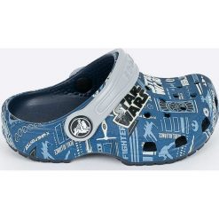 Crocs - Klapki dziecięce. Niebieskie sandały chłopięce Crocs, z gumy, z okrągłym noskiem, bez zapięcia. Za 149,90 zł.