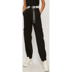 Calvin Klein Jeans - Spodnie. Czarne spodnie damskie Calvin Klein Jeans, s, w paski, z elastanu. Za 499,90 zł.