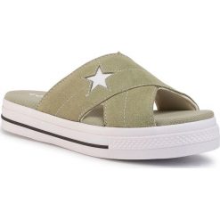 Klapki CONVERSE - One Star Sandal Slip 567723C Street Sage/Black/White. Zielone klapki damskie Converse, bez wzorów, ze skóry, bez obcasa. Za 179,00 zł.