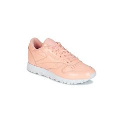 Buty Reebok Classic CLASSIC LEATHER PATENT. Różowe trampki i tenisówki damskie Reebok Classic, bez wzorów, bez zapięcia. Za 359,20 zł.