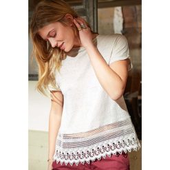 Lniana koszulka "Lovely" w kolorze białym. Białe koszulki damskie Ateliers de la maille Paris, w koronkowe wzory, ze lnu. W wyprzedaży za 128,95 zł.