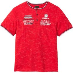 Shirt z dekoltem henley i efektownymi zdobieniami bonprix truskawkowy melanż. Czerwone koszulki męskie bonprix, s, z aplikacjami, bez kołnierzyka, bez rękawów. Za 49,99 zł.