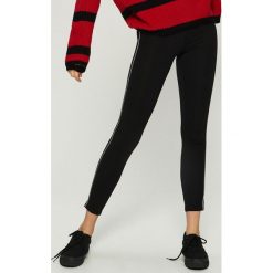 Legginsy z lampasami - Czarny. Czarne legginsy marki Sinsay, l. Za 29,99 zł.