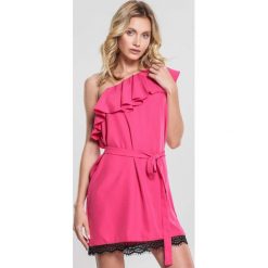 Fuksjowa Sukienka Dainty. Różowe sukienki damskie other, s, w koronkowe wzory, z koronki, bez kołnierzyka, bez rękawów, mini. Za 69,99 zł.