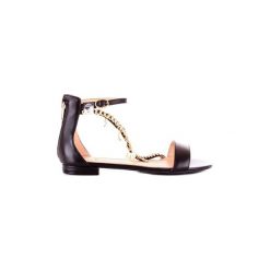 Sandały Guess FL6RADLEA03. Czarne sandały damskie Guess, z aplikacjami, bez obcasa, bez zapięcia. Za 422,00 zł.